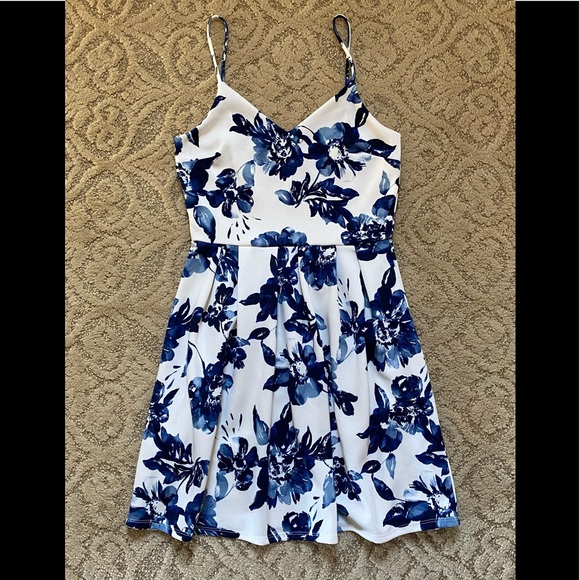 Monteau Dresses & Skirts - Monteau Mini Dress White/Blue Floral size Medium